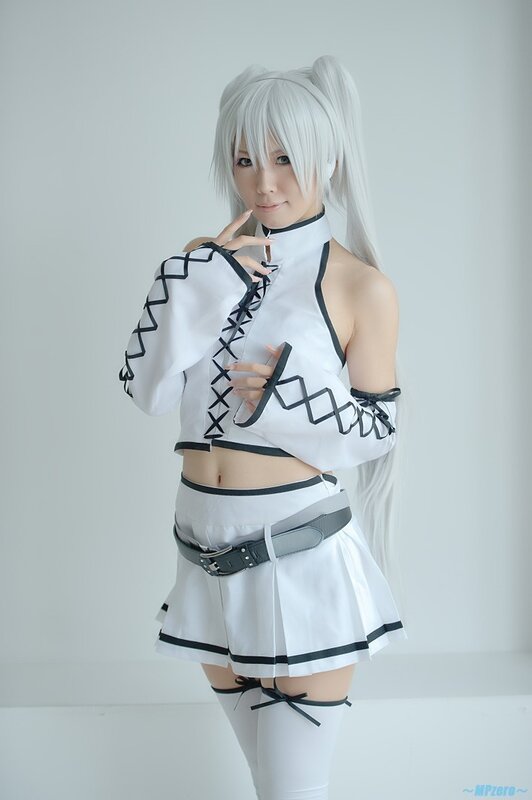 cosplayer in white and black outfit