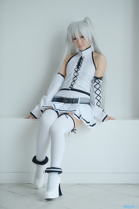 cosplayer in white and black outfit