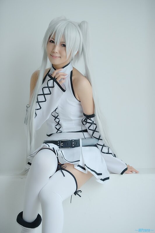 cosplayer in white and black outfit