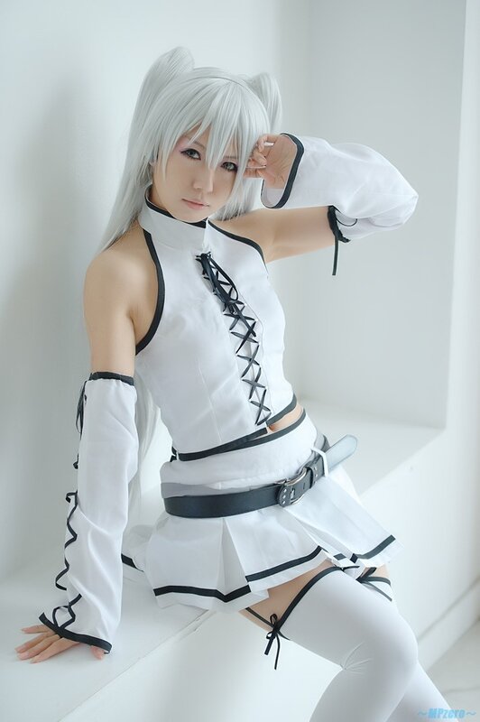 cosplayer in white and black outfit