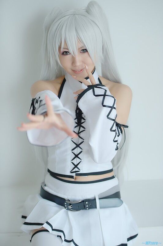 cosplayer in white and black outfit