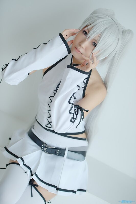 cosplayer in white and black outfit