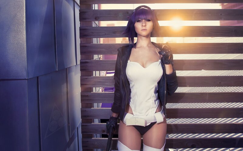 cosplayer in white and black outfit