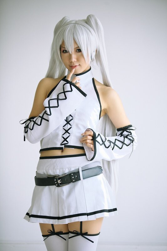 cosplayer in white and black outfit