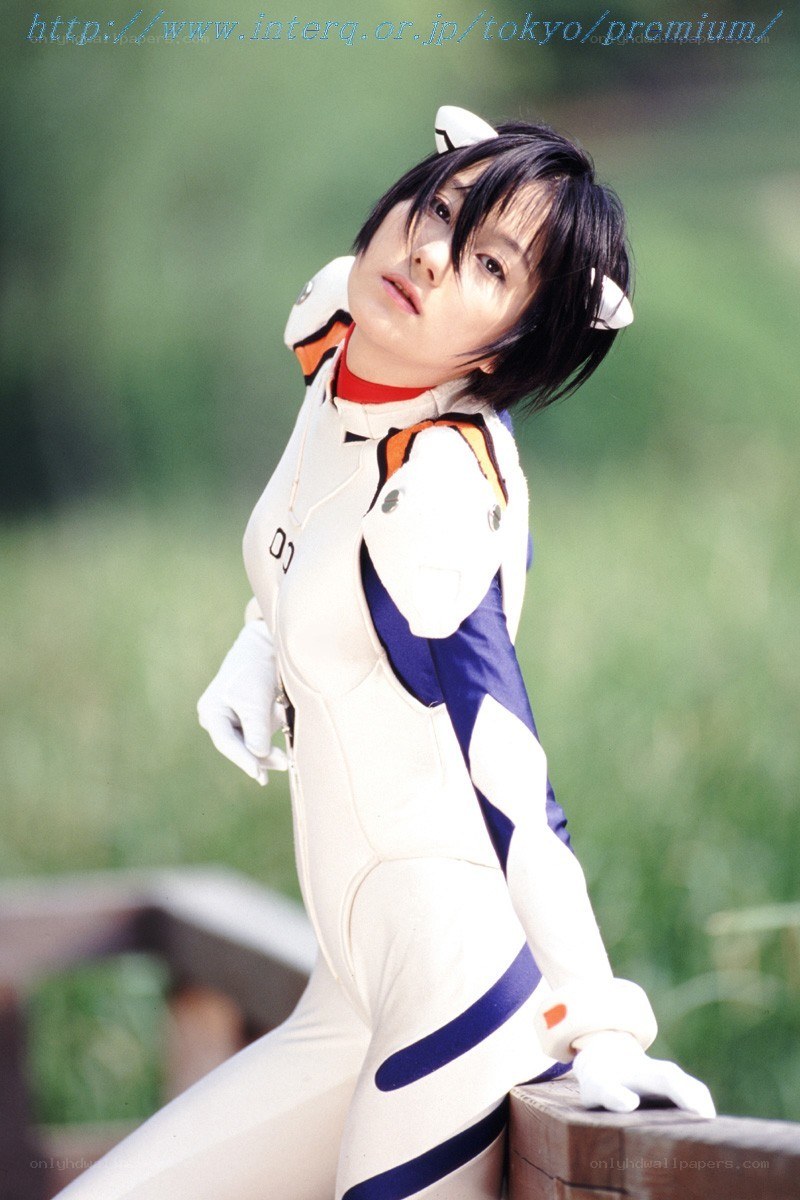 cosplayer in white and blue suit