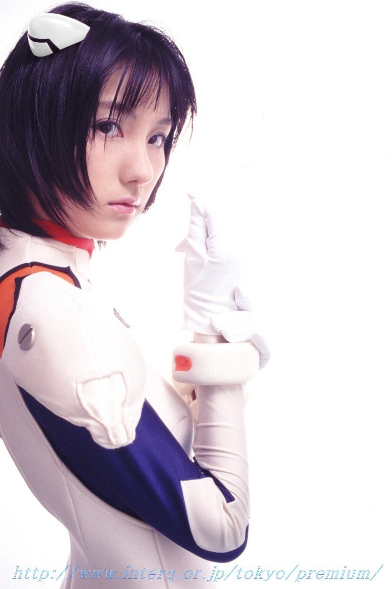 cosplayer in white and blue suit