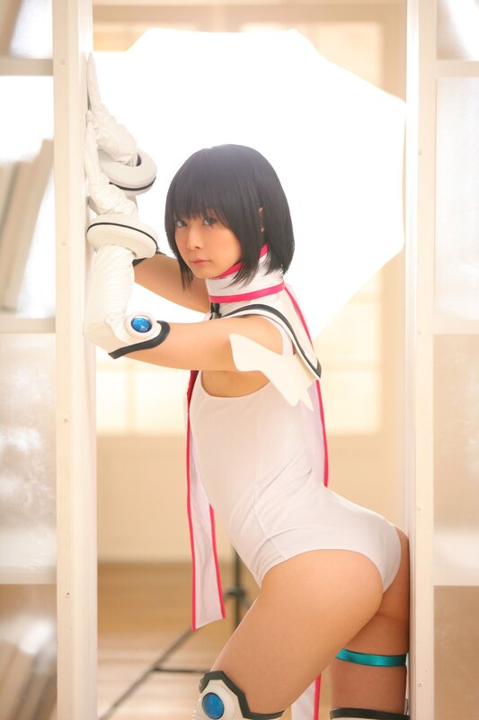 cosplayer in white and pink costume