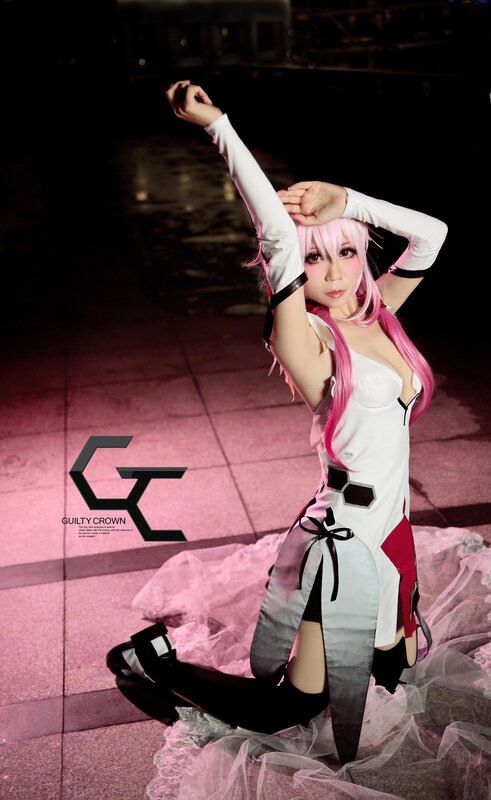 cosplayer in white and pink costume