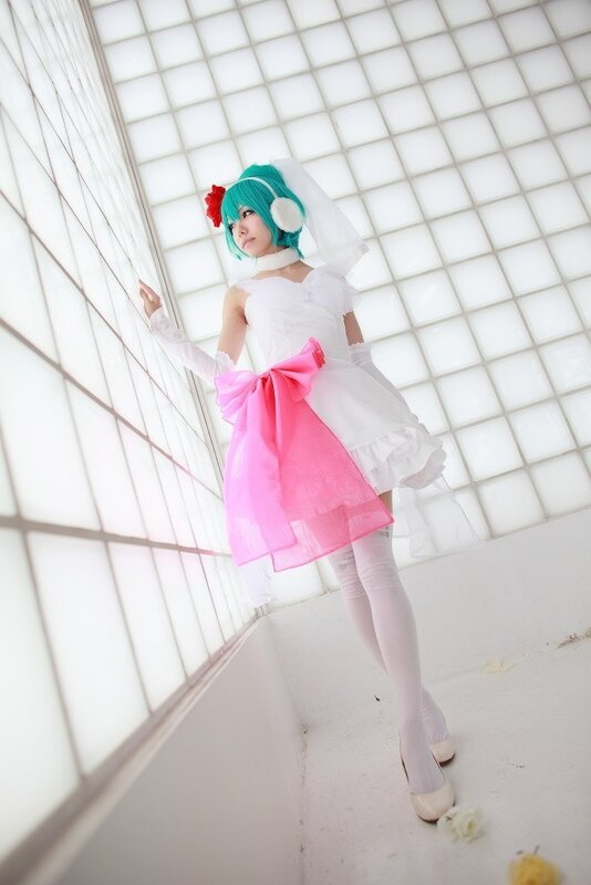 cosplayer in white and pink dress
