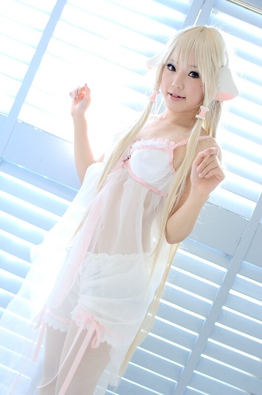 cosplayer in white and pink outfit