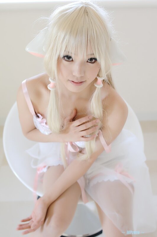 cosplayer in white and pink outfit