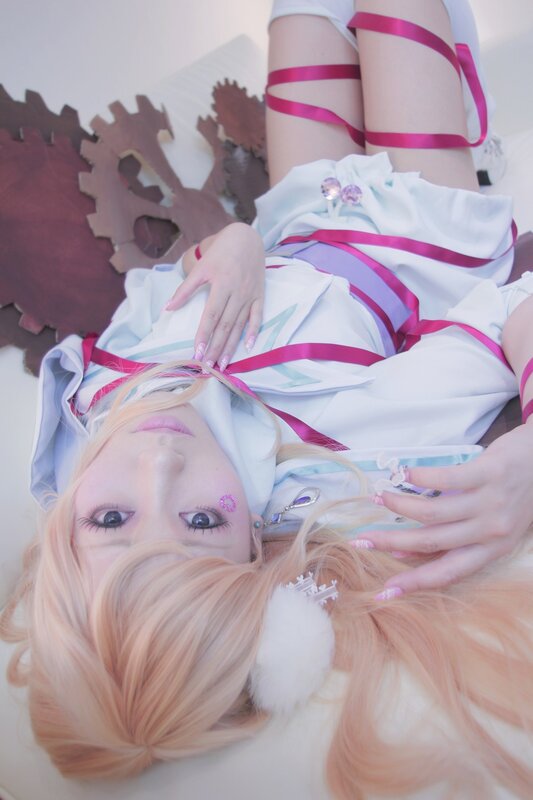 cosplayer in white and pink outfit