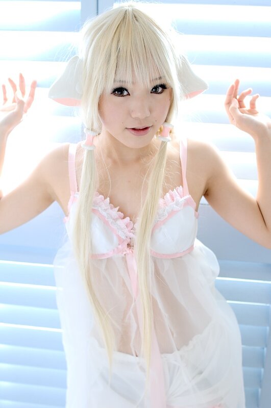 cosplayer in white and pink outfit