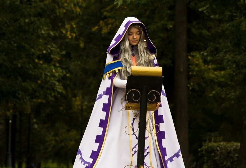cosplayer in white and purple robe