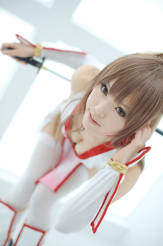 cosplayer in white and red costume