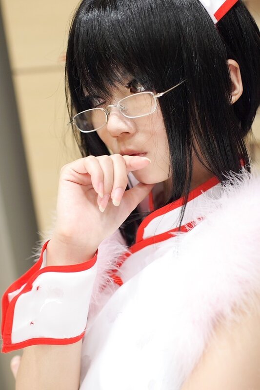 cosplayer in white and red costume
