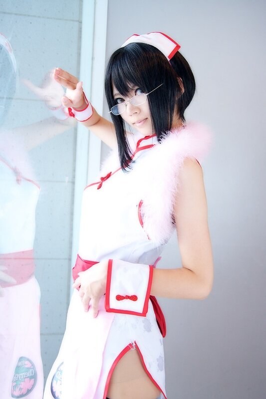 cosplayer in white and red outfit
