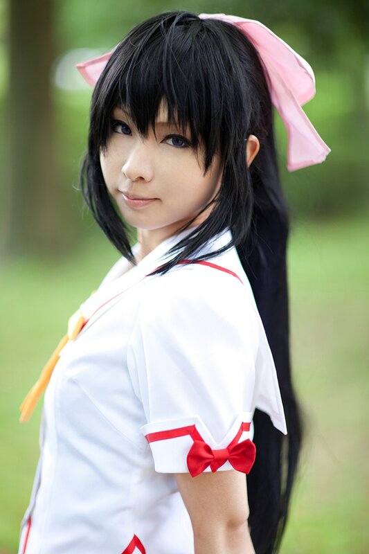 cosplayer in white and red outfit