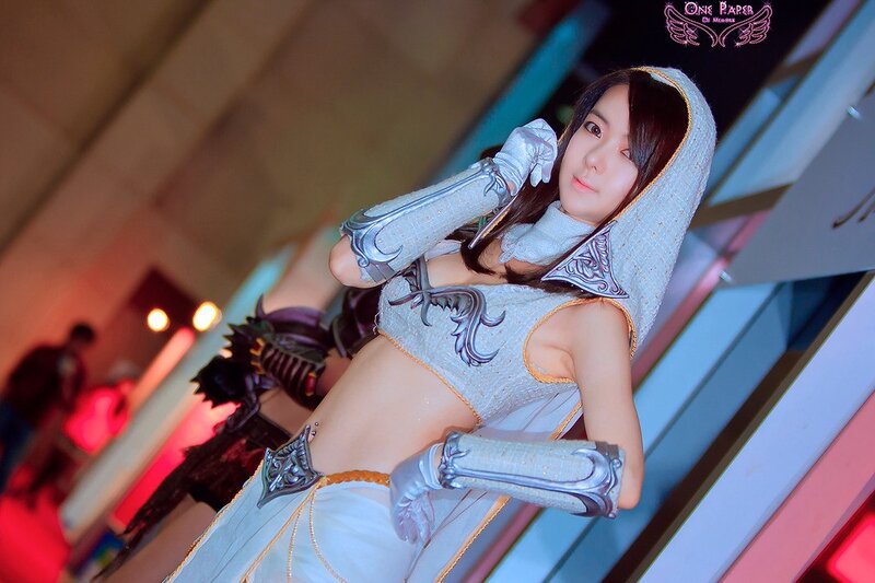 cosplayer in white armor