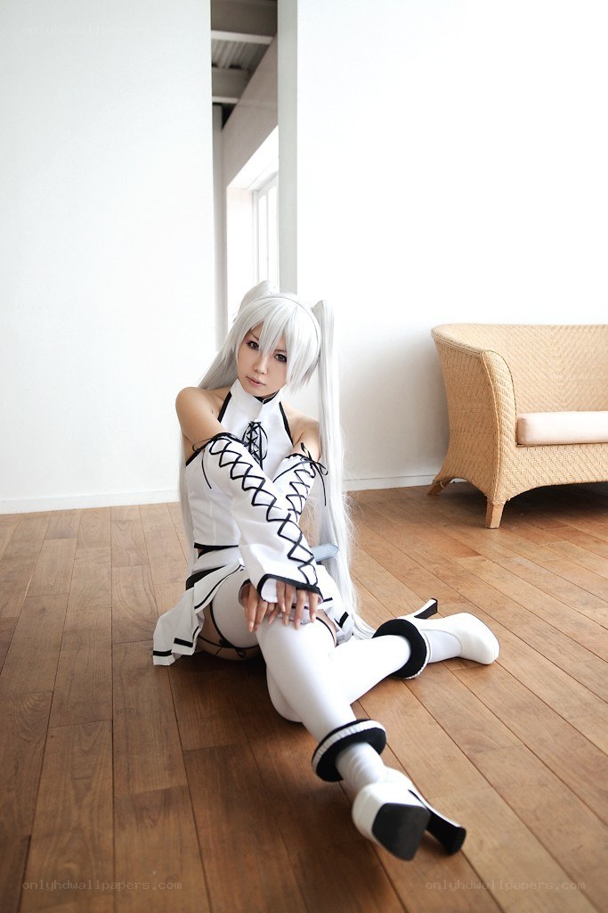cosplayer in white costume