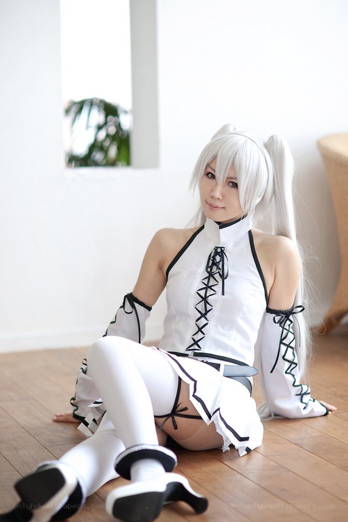 cosplayer in white costume