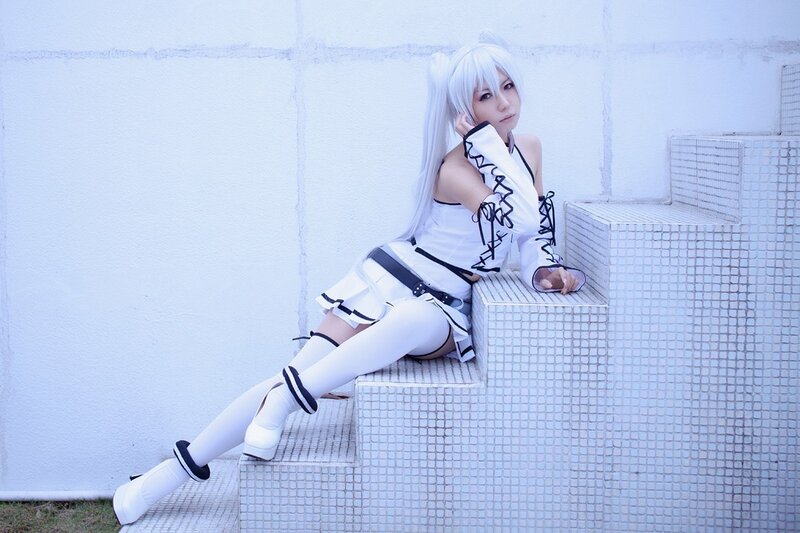 cosplayer in white costume