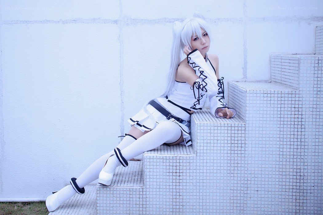 cosplayer in white costume