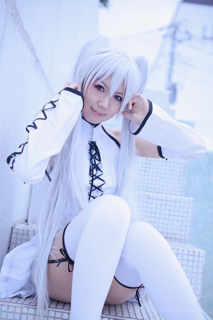 cosplayer in white costume