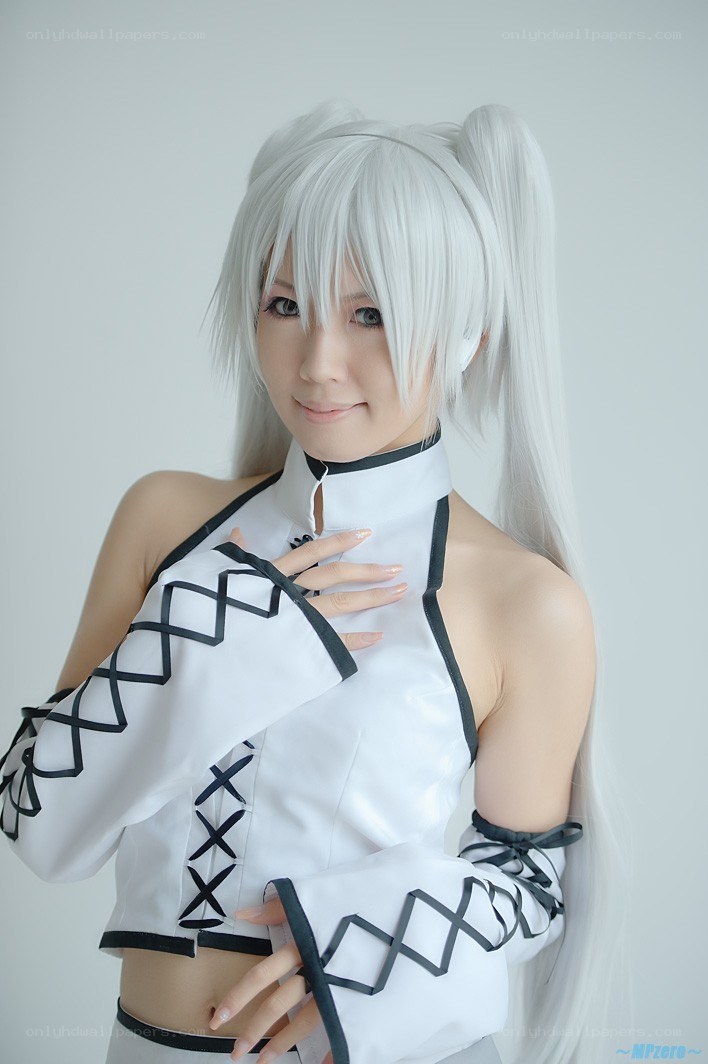 cosplayer in white costume