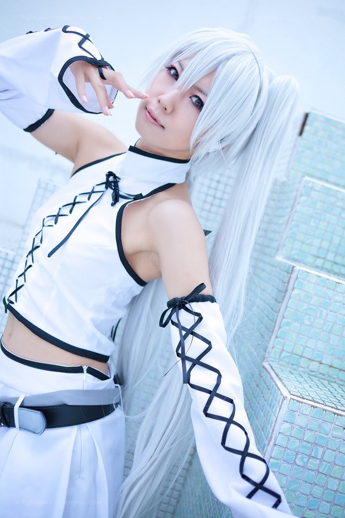 cosplayer in white costume