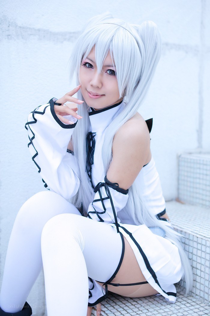 cosplayer in white costume