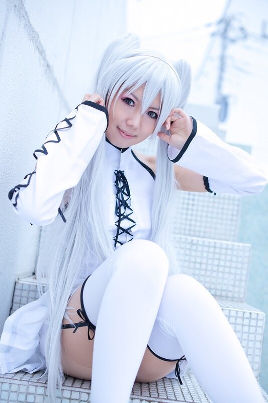 cosplayer in white costume