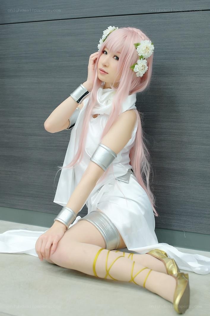 cosplayer in white costume