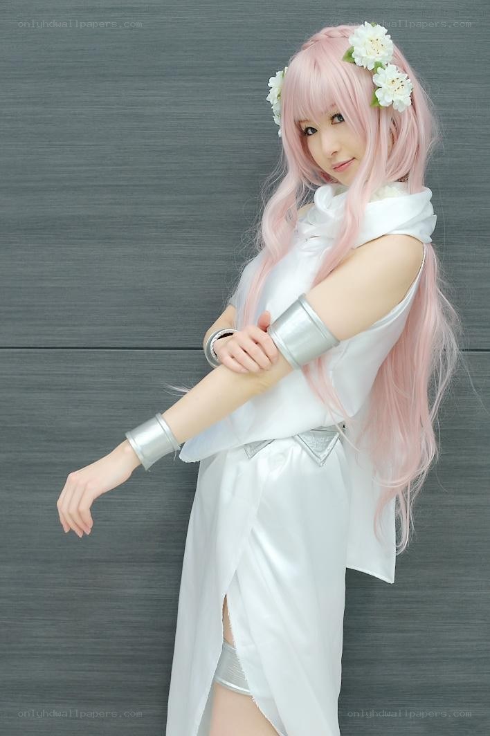 cosplayer in white costume