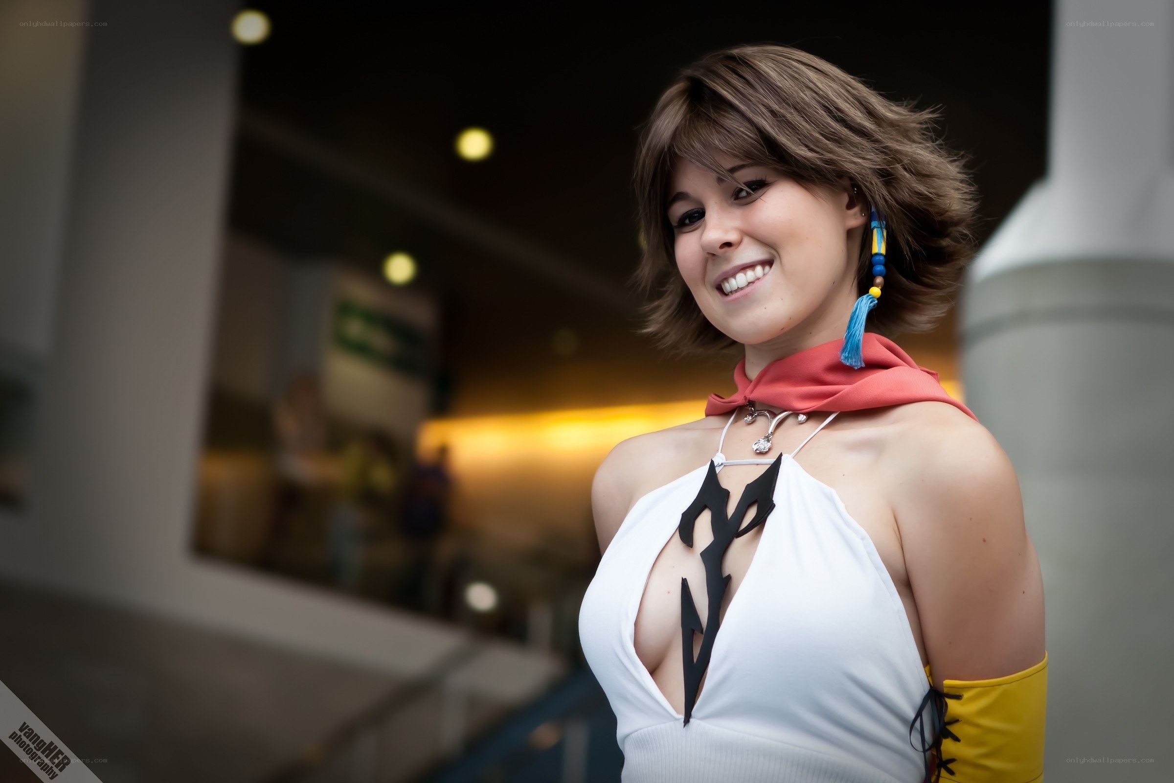 cosplayer in white costume