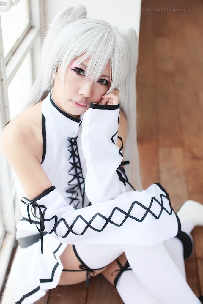 cosplayer in white costume