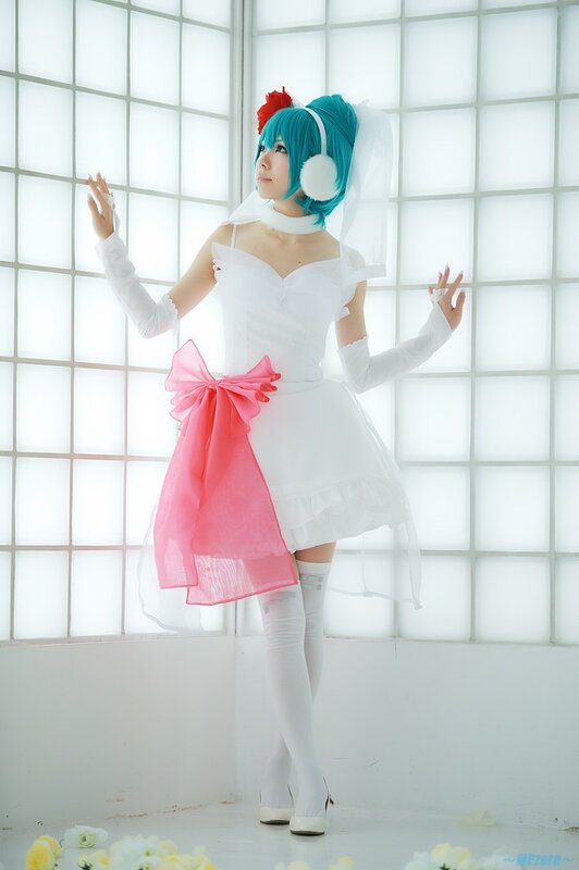 cosplayer in white dress