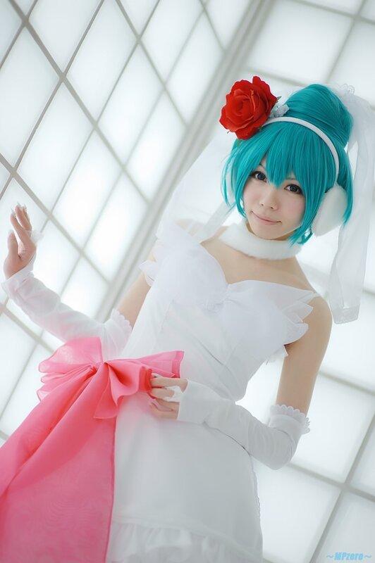 cosplayer in white dress
