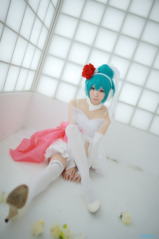 cosplayer in white dress