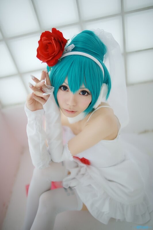 cosplayer in white dress