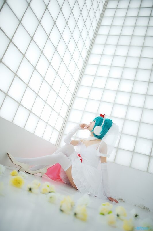 cosplayer in white dress