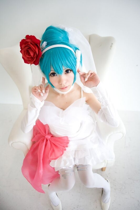 cosplayer in white dress