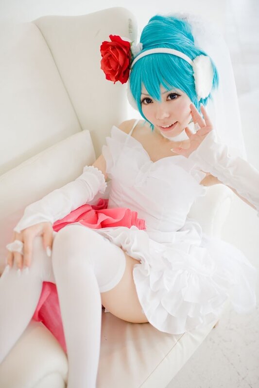 cosplayer in white dress