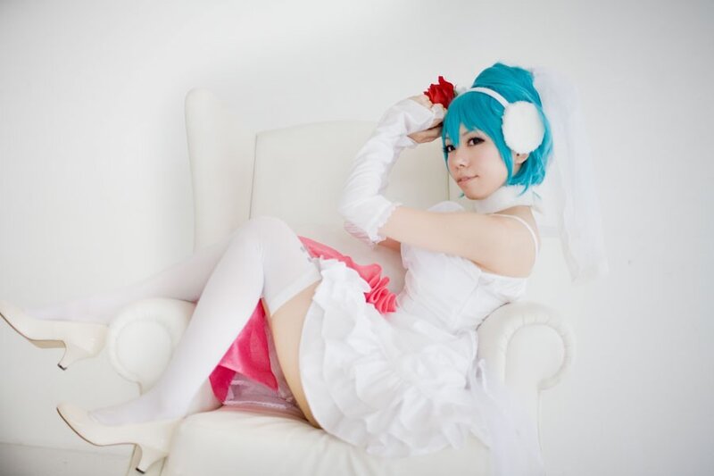 cosplayer in white dress