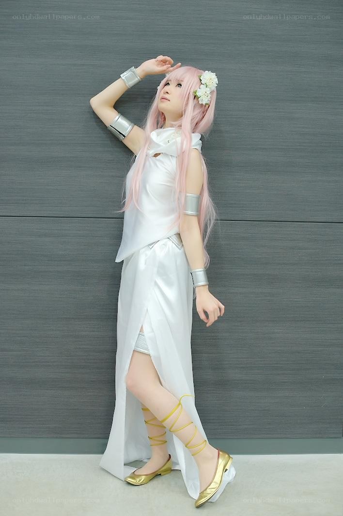 cosplayer in white dress
