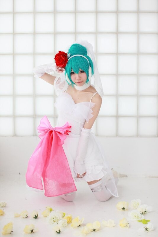 cosplayer in white dress