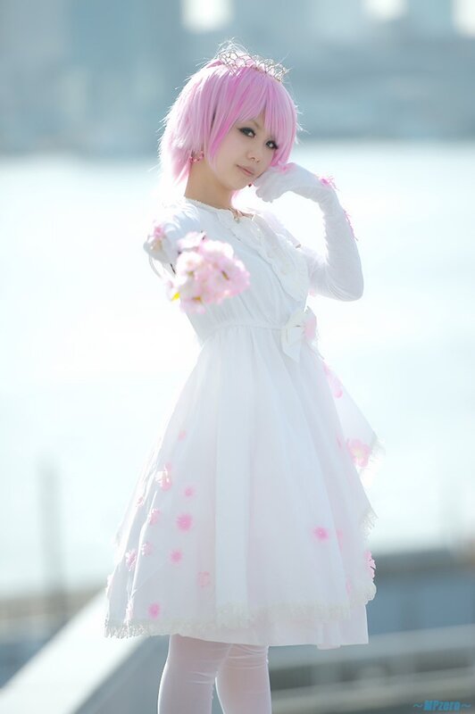 cosplayer in white dress