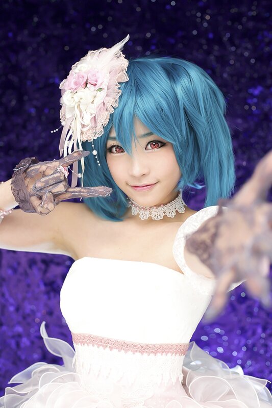 cosplayer in white dress