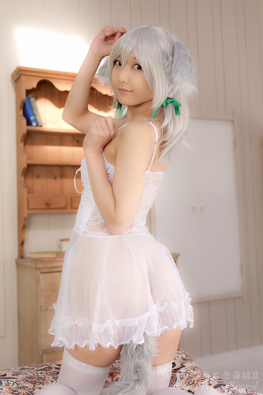 cosplayer in white dress