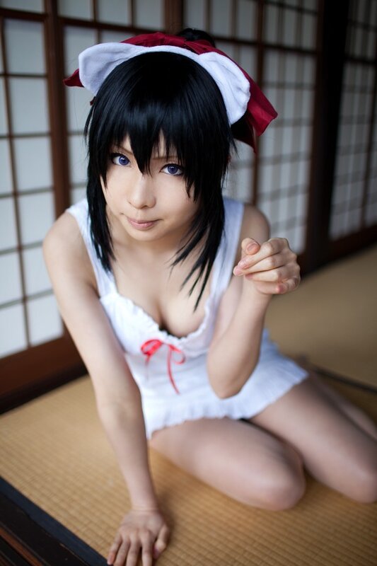 cosplayer in white dress